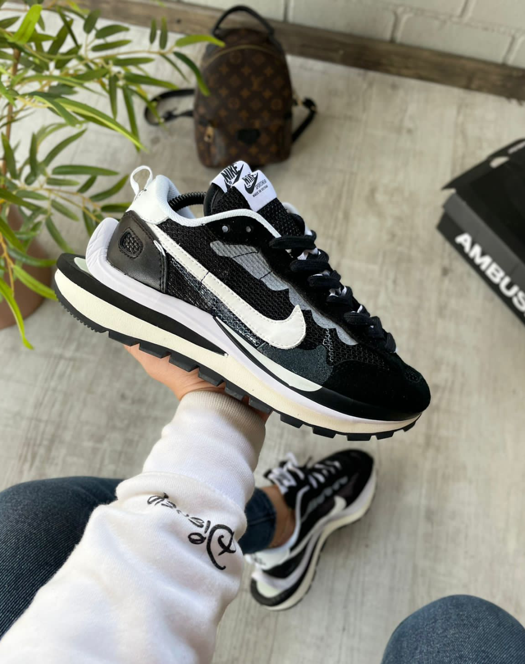 TENIS NIKE SACAI DAMA Y CABALLERO